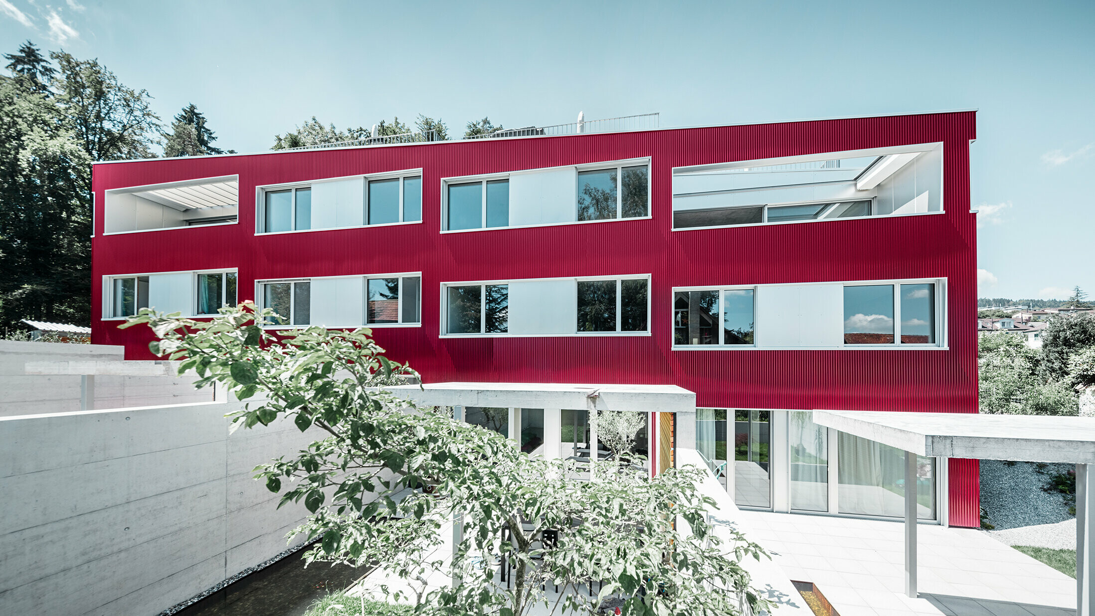 Apartment complex with PREFA ripple profile in claret