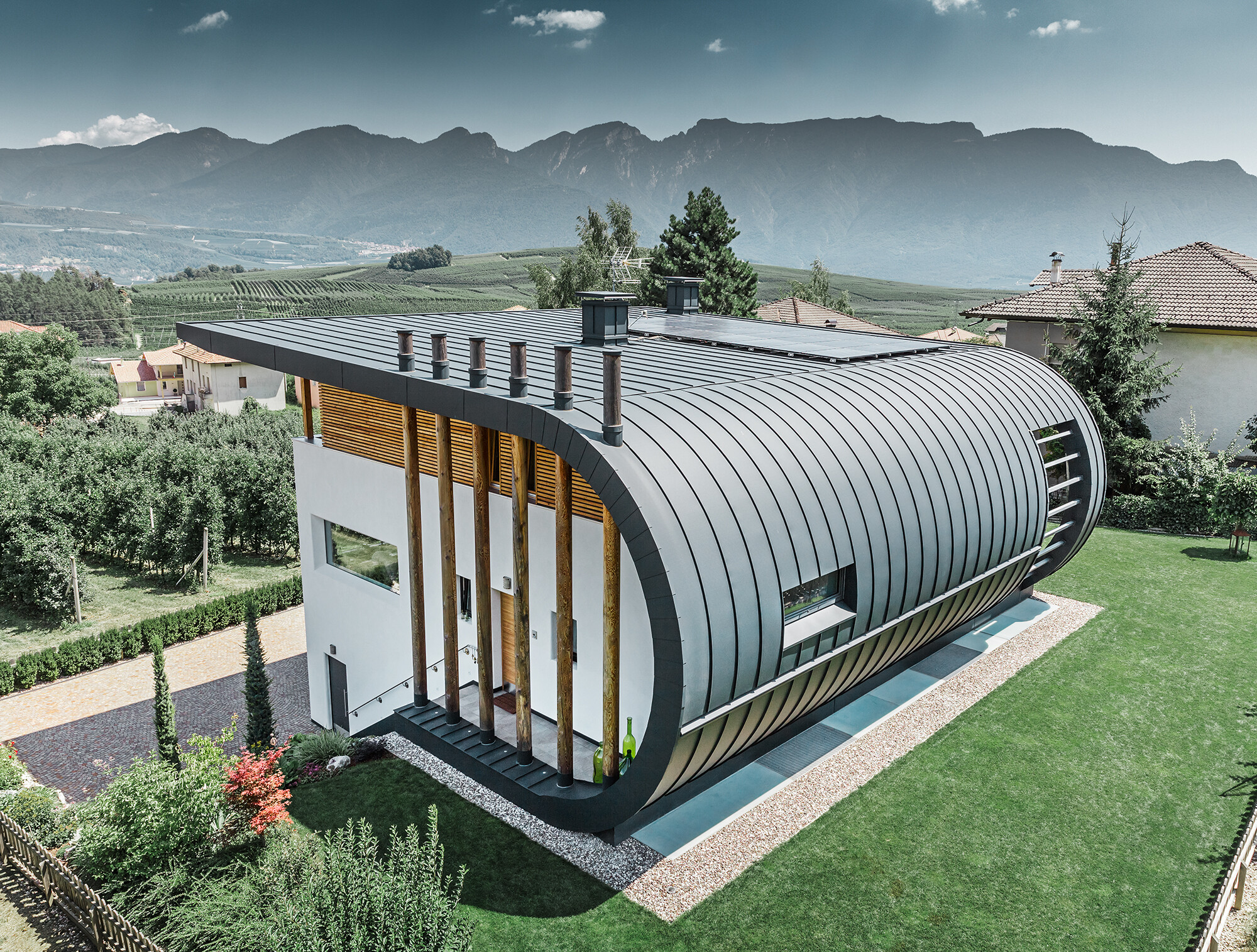 Einfamilienhaus in Italien mit abgerundeter Dach- und Fassadenverkleidung aus PREFALZ in P.10 Anthrazit