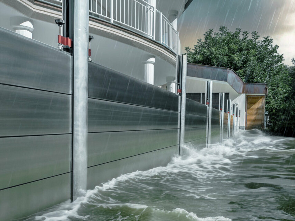Close-up of the PREFA flood protection made of aluminium, which always withstands flood disasters and protects the detached house in the background.