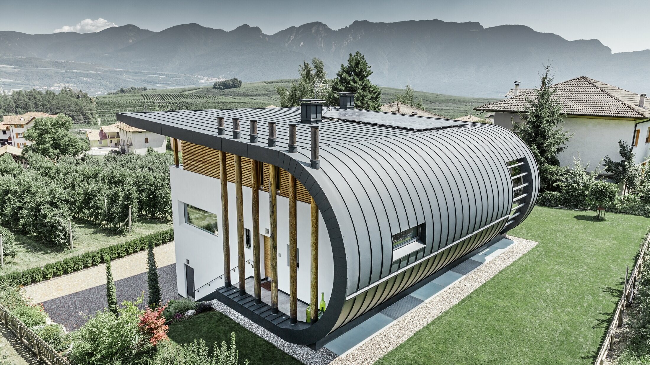 Aerial view of Casa Giovannini in Italy with the rounded façade with Prefalz standing seam in P.10 Anthracite.