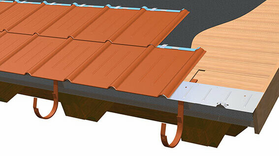 Dachaufbau bei Verlegung der PREFA Dachplatte auf Vollschalung mit Trennlage inklusive Rinnenhaken, Saumstreifen und Lochblech; Die Dachplatten werden mit Haften auf der Vollschalung befestigt.