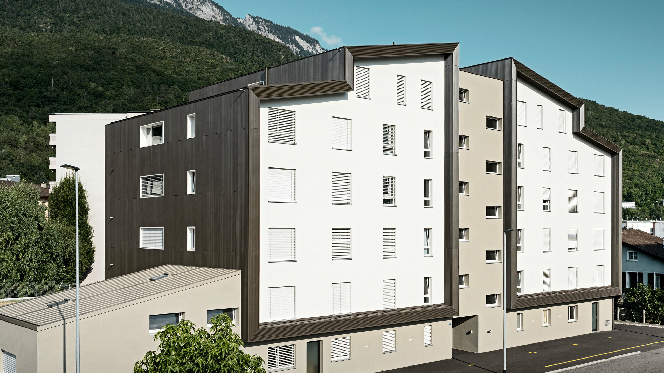 The façade of the Les Dailles residential complex was extensively clad with the impressive PREFA serrated profile in bronze. The roof of the building was covered with PREFALZ in bronze.