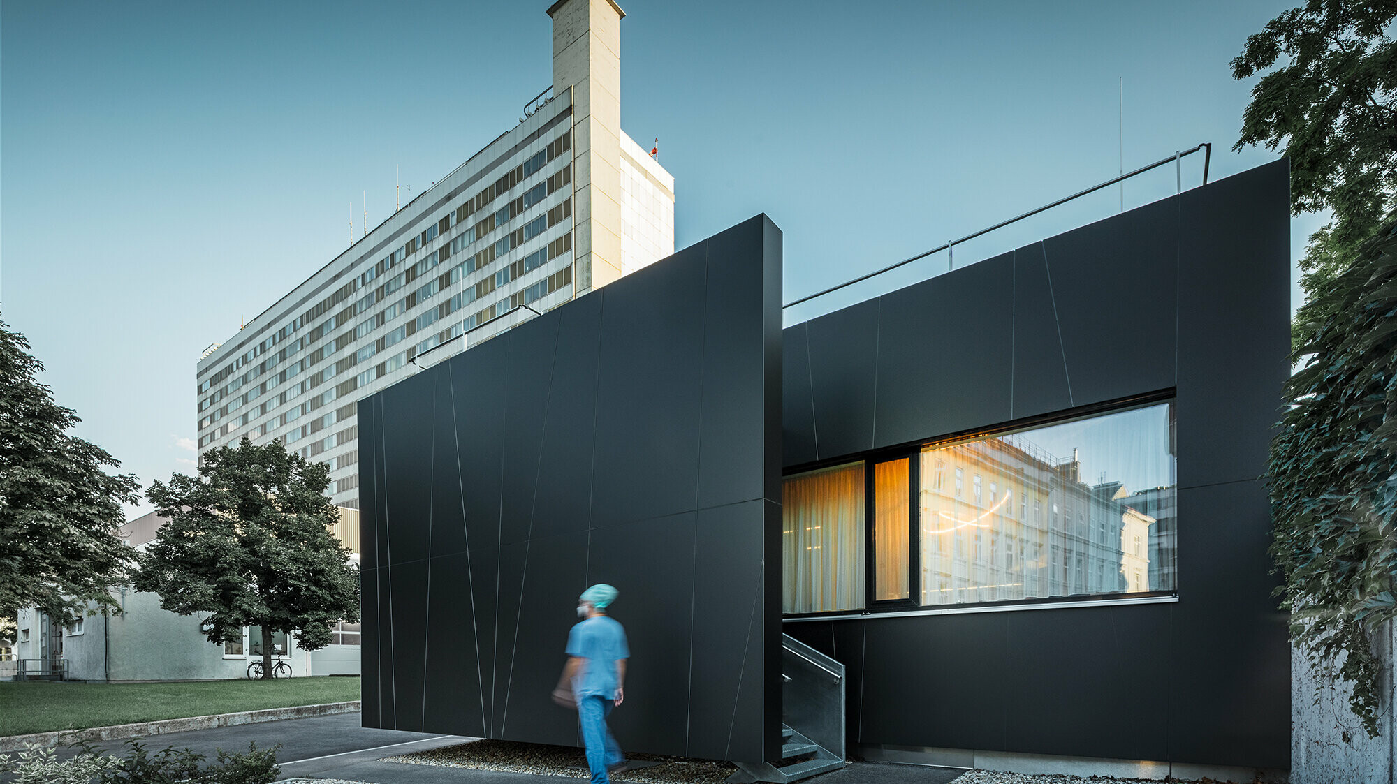 Façade of the central emergency room of the Landstraße Clinic in Juchgasse in Vienna with black grey PREFA composite panels.