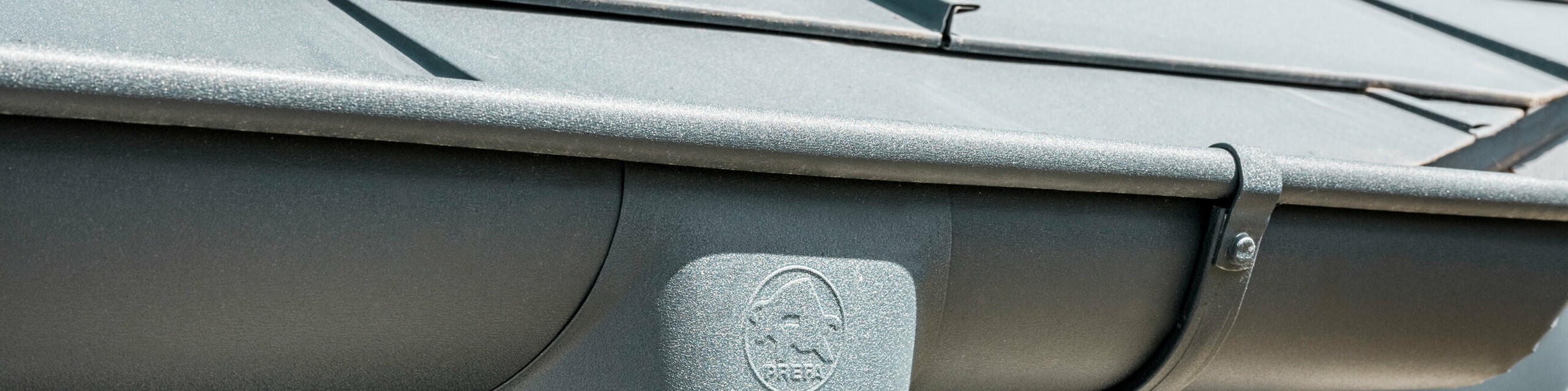 Detached house in Newel-Besslich with PREFA R.16 roof tiles and PREFA roof drainage system in anthracite